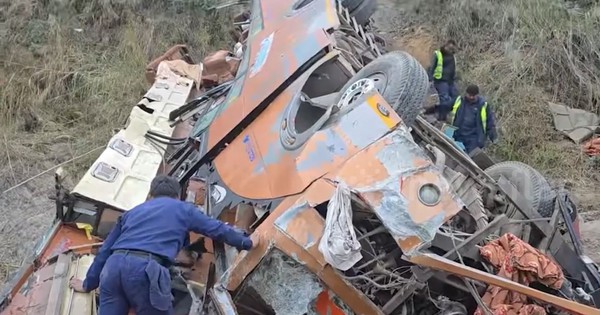 Xe buýt chở 44 người lao xuống bờ sông, 19 người tử vong