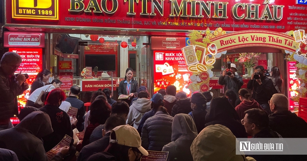 Xuyên đêm xếp hàng mua vàng bạc ngày vía Thần Tài: Người lớn giữ lệ mua vàng, giới trẻ chuộng bạc tích lũy