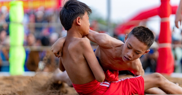 Xem các đô vật nhí tranh tài tại lễ hội vật truyền thống ở Huế