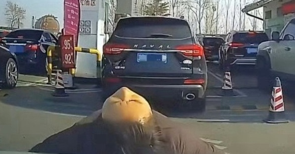 Người phụ nữ lao ra nằm chắn trước đầu ô tô và lý do khó tin