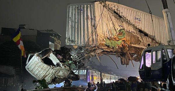 Xe container chắn ngang đường sắt bị tàu SE3 