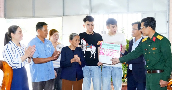 Nhiều cặp song sinh ở Quảng Ngãi hăng hái viết đơn tình nguyện nhập ngũ