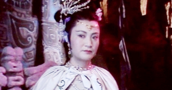 Cuộc sống kín tiếng ở tuổi U90 của Bạch Cốt Tinh phim 