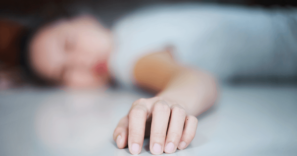 Người phụ nữ 54 tuổi đột ngột tử vong giữa đêm, bác sĩ chỉ ra 2 loại nước 