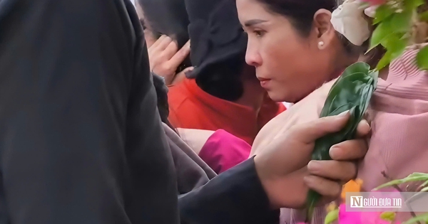 Độc lạ đi chợ không tiền, nhận lộc bằng những chiếc lá xanh