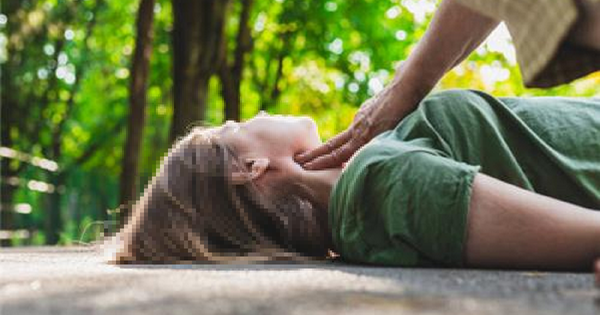 Người phụ nữ 50 tuổi tử vong sau ăn trưa, bác sĩ cảnh báo 3 thói quen là 