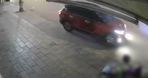 Hải Phòng: Một lái xe ô tô lao lên vỉa hè, tông gãy chân người phụ nữ rồi bỏ chạy