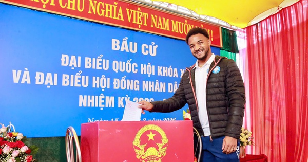 Cầu thủ Xuân Son, Hoàng Hên lần đầu tiên đi bầu cử