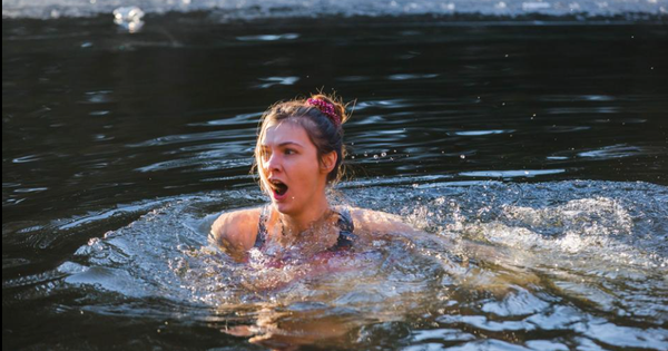 Nín thở bơi dưới lớp băng dày, cô gái xinh đẹp lập kỷ lục Guinness