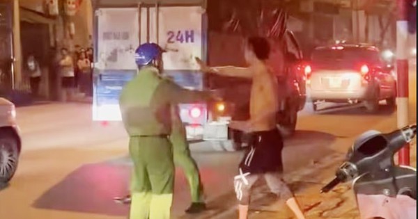 Tạm giữ hình sự kẻ cầm 2 dao tấn công người giữa đêm khiến người đi đường hoảng loạn