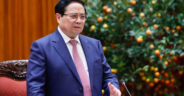 Thủ tướng: Xem xét bố trí ngân sách để hỗ trợ bình ổn giá xăng dầu