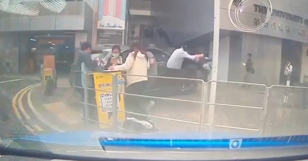 Nhấn nhầm chân ga, tài xế 75 tuổi đâm trúng 8 người trên phố