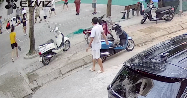 Khoảnh khắc sinh tử: Bác sĩ bế con đi dạo, kịp thời cứu người đàn ông đột quỵ