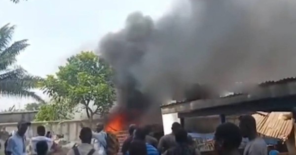 Máy bay rơi xuống trường học, 2 người tử vong thương tâm