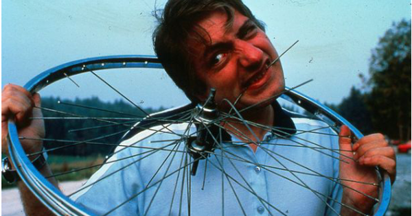 Người đàn ông ăn cả xe đạp, máy bay: Kỷ lục Guinness khó tin nhất thế giới