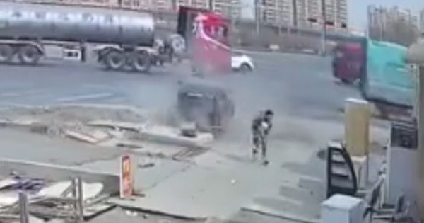 Phản xạ cực nhanh, mẹ cứu con trai thoát nạn trước đầu ô tô