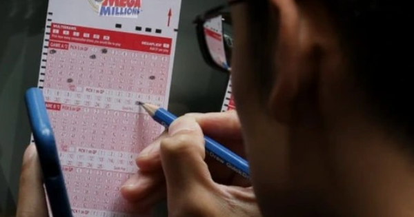 Anh công nhân nghèo trúng số độc đắc 57 tỷ đồng và 