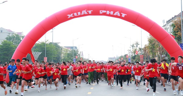 Hàng nghìn người dân Hà Tĩnh khoác lên mình áo Cờ đỏ sao vàng tham gia Ngày chạy Olympic 2026