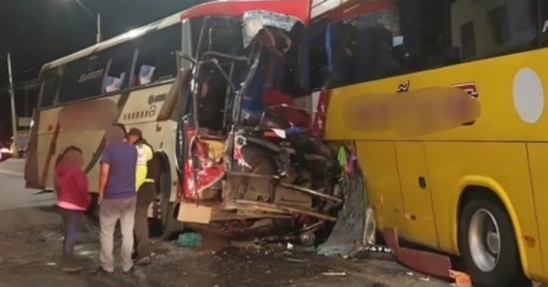 2 xe buýt va chạm, 5 người tử vong, 21 người bị thương