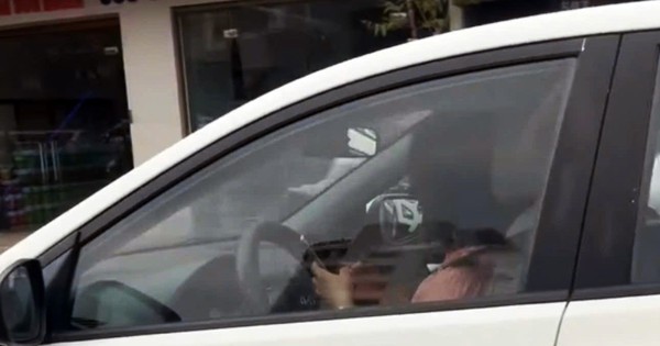 Nữ tài xế lái ô tô vẫn dùng hai tay bấm điện thoại bị xử phạt 4-6 triệu đồng