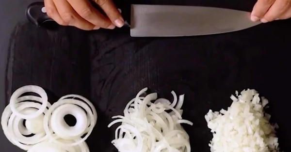 “2 nhớ, 1 không” đơn giản giúp cắt hành tây không bị cay mắt