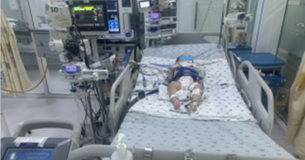 Bé gái hơn 1 tuổi nguy kịch vì phút lơ là của người lớn, bác sĩ cảnh báo thói quen 