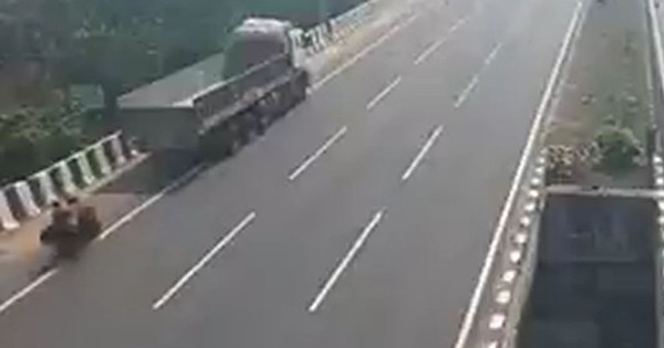 Đâm vào đuôi xe tải đang đỗ, 2 mẹ con tử vong thương tâm