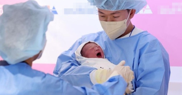 Em bé đầu tiên chào đời sau 17 năm, cả làng mở tiệc ăn mừng