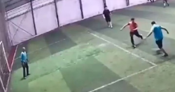 Bị bóng đập trúng ngực, thủ môn gục ngã rồi tử vong trên sân