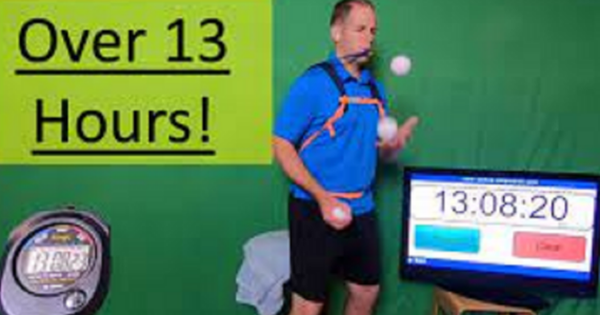 Kỷ lục Guinness gây choáng: Thầy giáo tung hứng 3 quả bóng liên tục không chạm đất suốt 13 tiếng