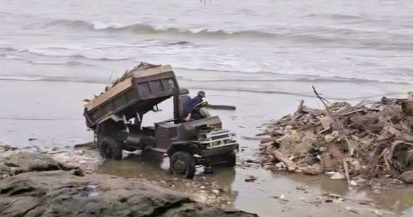 Xử lý vụ xe công nông đổ rác thải ra bãi biển Hải Tiến gây ô nhiễm môi trường