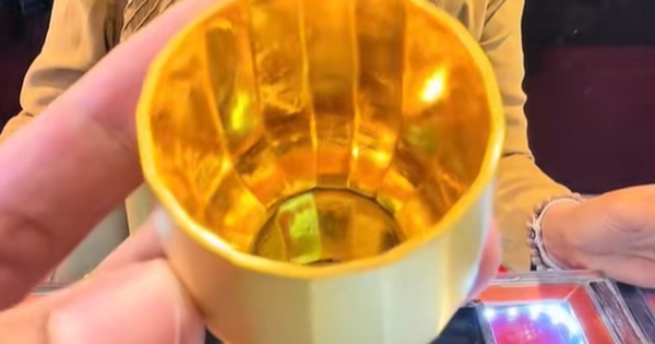 Mang cốc vàng đi kiểm tra, người phụ nữ sốc nặng khi biết giá trị