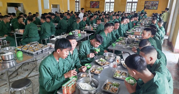 Bữa cơm đầu tiên của 205 tân binh sau khi nhập ngũ