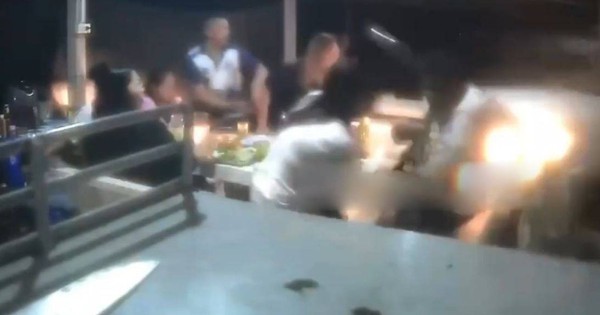 Ghen tuông, chồng 62 tuổi lái xe ô tô đâm trúng vợ và người tình