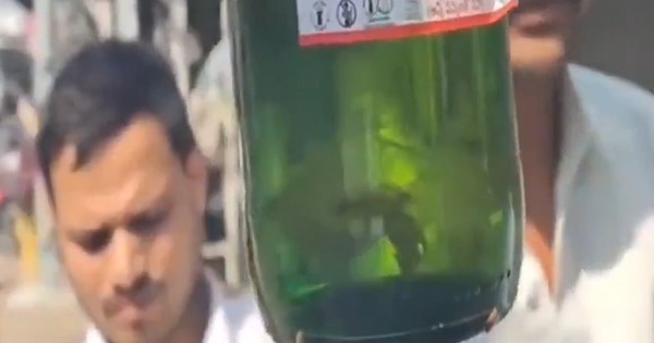 Mua bia về uống người đàn ông sốc nặng khi thấy thứ bên trong