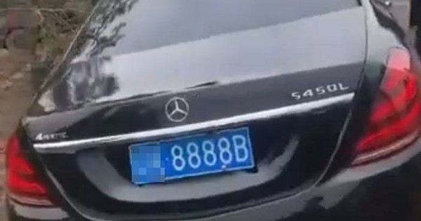 Gia đình chôn chiếc Mercedes biển 8888 cùng người đàn ông quá cố