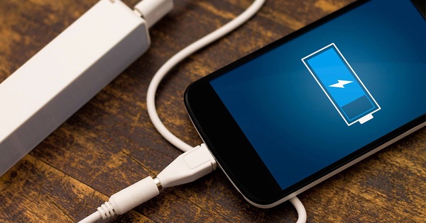 Thói quen sạc điện thoại qua đêm tưởng vô hại, nhưng đang “giết dần” pin của bạn