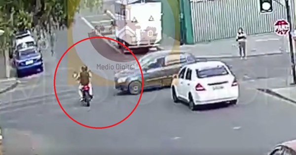 Vừa nói lời tạm biệt vợ, người đàn ông đi xe máy bị ô tô tông trúng