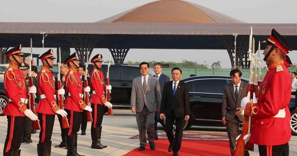 Thường trực Ban Bí thư về tới Hà Nội, kết thúc chuyến thăm Lào và Campuchia