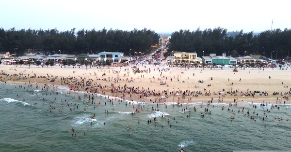 Ảnh: Dòng người ở Huế “trốn nóng” ùn ùn kéo về biển, các bãi tắm đông nghịt
