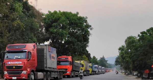 Huế siết giờ xe tải nặng trên QL49, hàng dài xe đầu kéo “án binh” chờ xuất phát