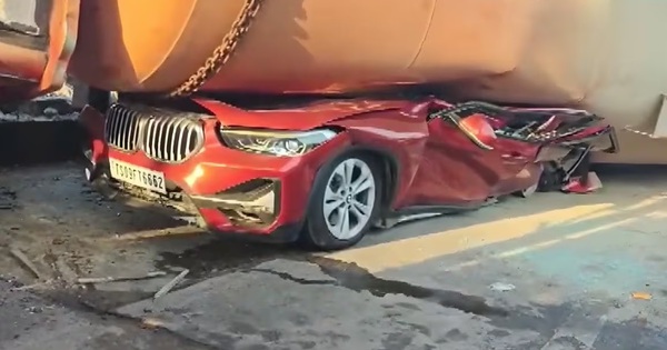 Xe bồn hỏng phanh lật nghiêng, đè bẹp xe BMW tại trạm thu phí