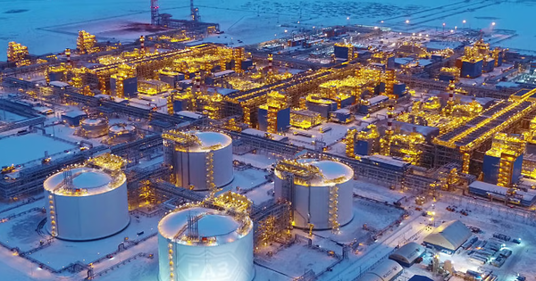 Châu Âu mua mạnh LNG Nga khi lệnh cấm treo lơ lửng