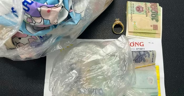 Đang đi dạo biển, nhóm bạn trẻ nhặt được vàng và tiền mặt gần 40 triệu đồng