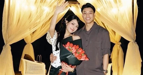 Cầu thủ Vũ Văn Thanh gây sốt với màn cầu hôn bạn gái
