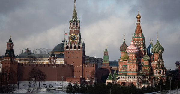 Tình thế trái ngược của kinh tế Nga và Ukraine