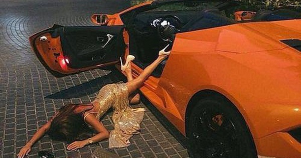 “Ngã xe khoe đồ”: Trào lưu phô trương gây tranh cãi