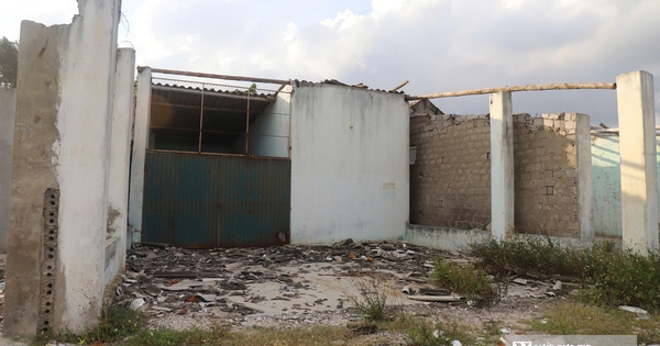 Giải toả hàng loạt ki ốt ở “phố đèn đỏ” Hòn Câu