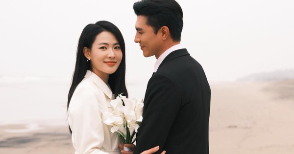 Cặp tình nhân đăng ảnh 