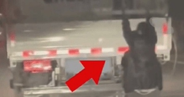 Vợ bám vào sau xe tải để bắt quả tang chồng ngoại tình và cái kết